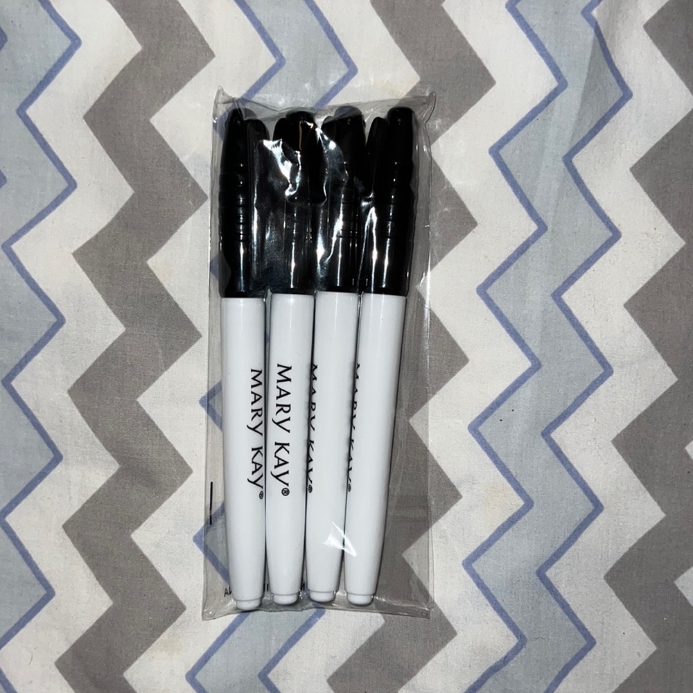 This is a markers in black color, very nice looking.